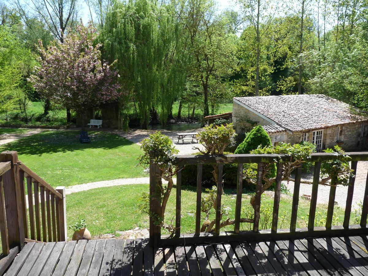 Вилла Moulin De Giroir Migne-Auxances Экстерьер фото